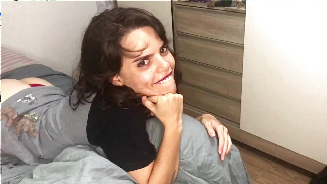 Taşaklarını boşaltıyorum ve ağzıma boşaltıyorum