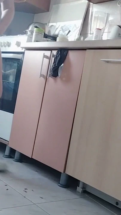 Seksi çıplak karı mutfakta yemek hazırlıyor. Tüylü esmer, büyük göt, büyük göğüsler. | Klip 1