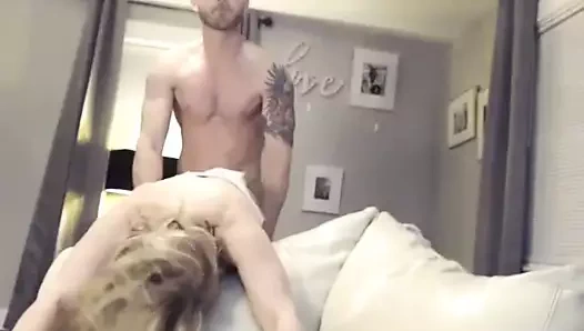 Busty sarışın milf verir bir boob iş ve gets dövülerek canlı