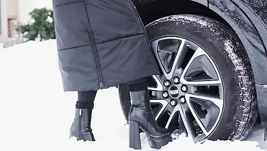 Yardım et, arabam karda mahsur kaldı.