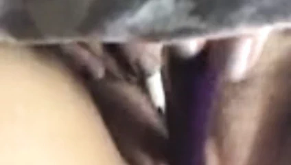 Şişman karısı mastürbasyon, kedi titreşiyor.