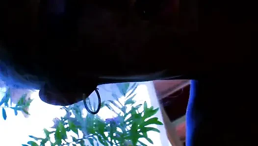 Seksi sarışın kız bahçede amcığını parmaklıyor