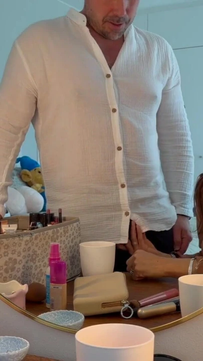 Ateşli orta yaşlı seksi kadın yüzünde ve göğüslerinde patlayana kadar yarak emiyor | Klip 1