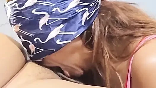 Üvey erkek kardeşimin karısı olgun kadın, yumuşayana kadar penisten tüm spermleri emmeyi biliyor. Sadece derinini kullanıyor