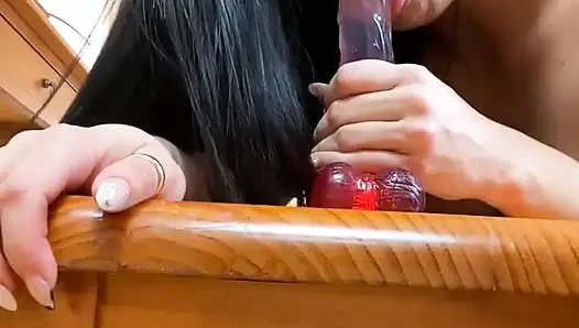 Bebeğim gerçekten sikişmek istiyorum, burada değilsin bu yüzden bu büyük vantuzlu dildoyla mastürbasyon yapıyorum