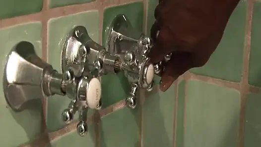 Banyoda siyah bacaklar