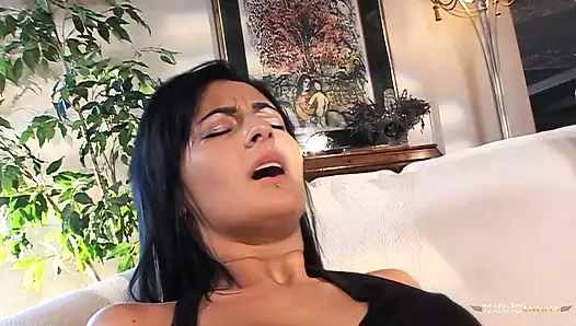 Siyah saçlı pirsingli bebek büyük yarağının üzerinde zıplamaktan hoşlanıyor