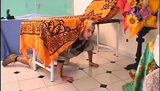 Beyaz çoraplı çarpıcı zenci kız bir Fransız tarafından sikiliyor