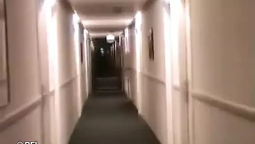 İri göğüslü sarışın kadın banyoda mastürbasyon yapıyor ve tıraş oluyor