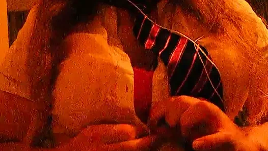 Kız öğrenci babasına neler yapabileceğini gösteriyor.