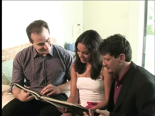 Горячая латина засунула члены двух мужиков в ее тугую задницу и киску и сосет их