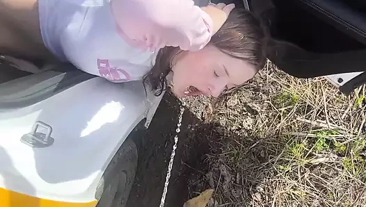 Kız anal seksi ve takside işemeyi seviyor