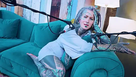 Ben hakkında konuşuyorum - izolasyon - asmr podcast sfw konuşuyor gotik sıska kız dreadlocks dövmeli model dövmeli kız