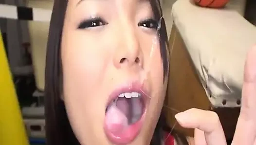 Japon cumshot ağzına boşalmak