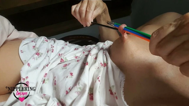 Nippleringlover azgın milf aşırı gergin meme piercing birden fazla sopa ekleme