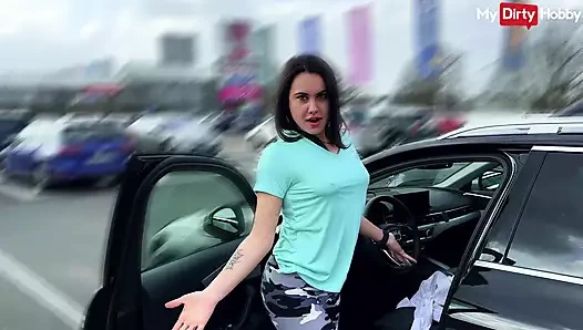 Taze tatlı Jenny Stella sikilirken süslü çizmelerini gösteriyor - mydirtyhobby