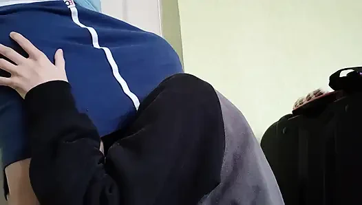 İki komşu lezbiyen oldukları gerçeğini saklıyor