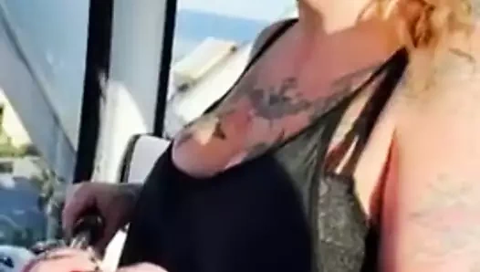 Halkın içinde sıkışıp kaldım ve gerçekten işemek zorunda kaldı