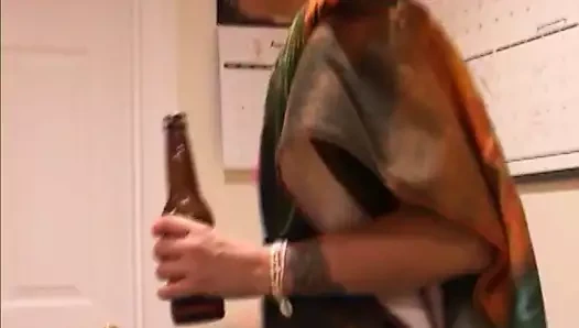 Sarışın kaltak ıslak amcığını alıyor