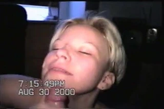 Güzel genç sarışın yüzünde onu mastürbasyon seviyor!