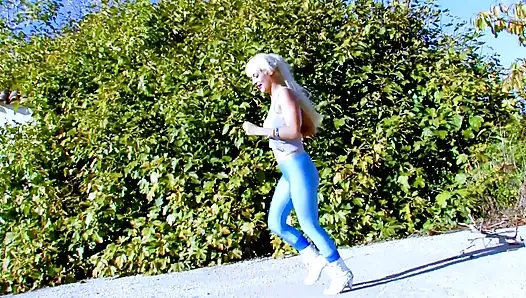 Sarışın kaltak yarak emiyor ve spordan sonra sikişiyor