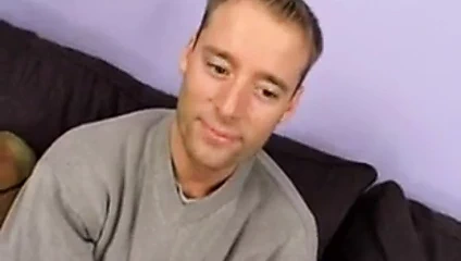 Seksi sarışın ilk kez yutuyor