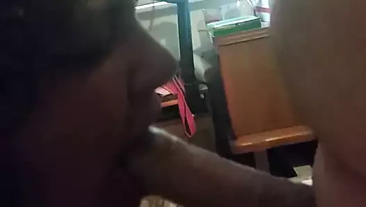 Jessy wird in ihre Mundfotze gefickt in