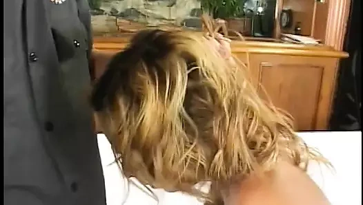 Gençler götlerini genişletiyor iki sert yarakla sikiliyor.