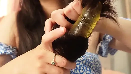 Saçlarımla dildoyla oynuyorum ve karnımla dildoyu gıdıklıyor ve onunla oynuyorum sonra saçımı şekillendiriyorum ve asmr yapıyorum