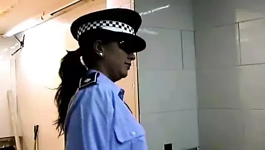 Azgın adam bakire amcığını yalıyor