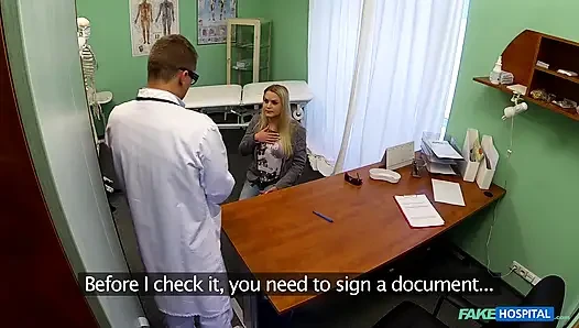 Sevimli genç sarışın kadın doktor içine boşaldıktan sonra hala başı dönüyor