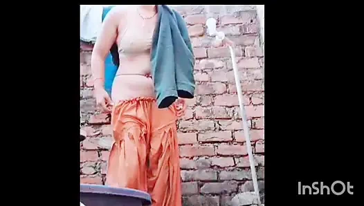 Banyodan sonra kıyafetlerini değiştir ve sonra amına masaj yap