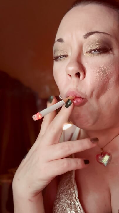A Quick Cigarette With BBW Tina Snua - Speed Smoking Snap Inhales OMI OME Drifting Drifts