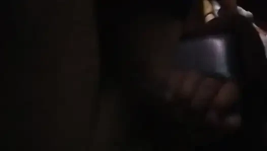 Oturma Odasında Sıcak Genç Adam