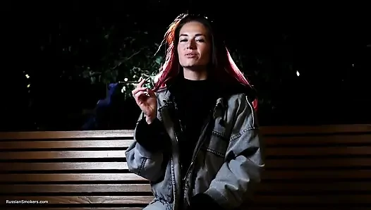Seksi Rus güzel kadın deniz kenarında sigara içiyor