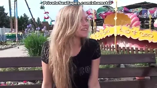 iffetsiz çift amatör zevk almak kötü seks eylem içinde şehir park