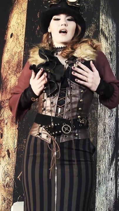 374 Elena Vega teknede Steampunk kostümü içinde korsan kız olarak