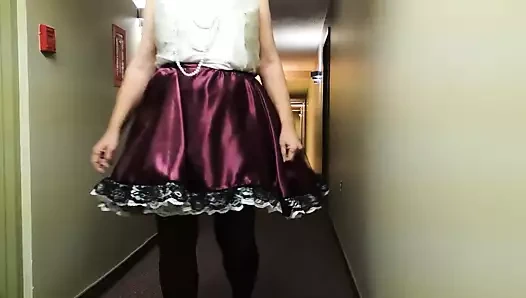 Koridorda mor sissy elbiseli korkak ray