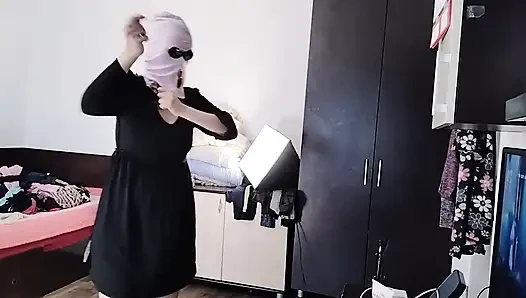 Amatör Evli Kadın Kesiyor Kıyafetlerini Denerken Eğleniyor.