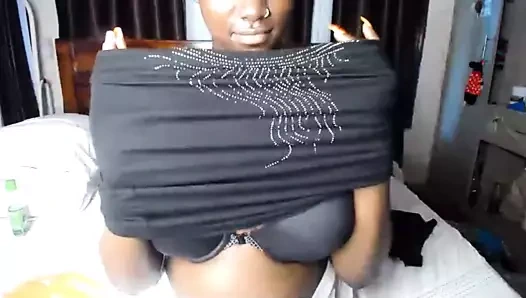 Busty siyah betty, büyük bongolarına bir göz atıyor