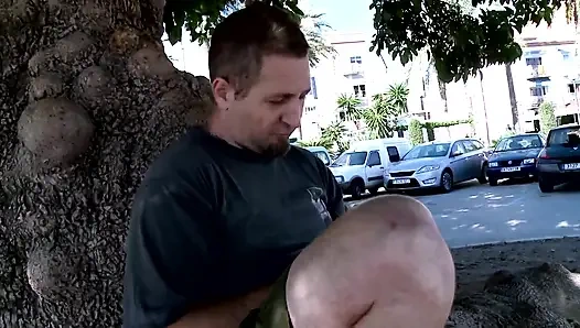 Deniz kenarındaki bir mağarada tenha çift