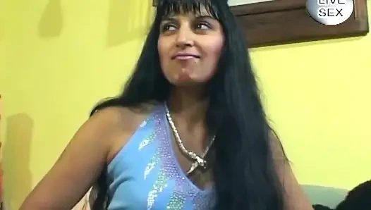 Kıllı olgun esmer dildolar kenetlenen orgazma kadar amcığını genişletiyor