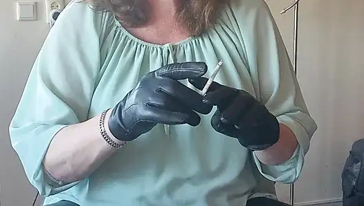 Sigaranın tadını çıkarıyor ve ağzımda kül oluyor