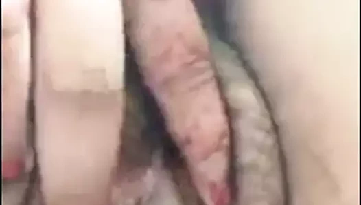 Sıcak kız gösteri ona büyük göğüsler ve kedi