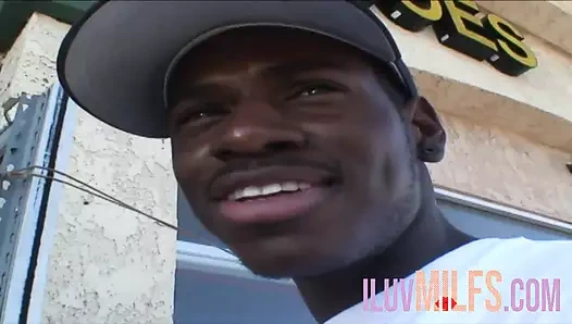 Sürtük sarışın hatun bir yabancıyla sert sikişiyor