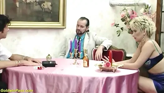Seksi üvey kız kardeşin yüzüne büyük bir boşalma