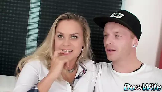 Aldatan evli kadın Barra Brass zenci bir adam tarafından götten sikiliyor ve dölleniyor