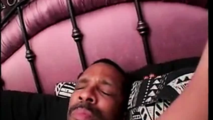 Seksi beyaz bir sürtük ve bir siyahi, siyah bir adamın sikini paylaşıyor