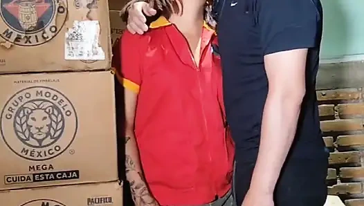 Bodrumdaki mağazada kasiyer benim