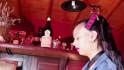 Üniformalı anal ateşli minyon genç kız öğrenci yapay penis ile web kamerasında alay ediyor. saç örgüsü, etek, kışkırtıcı